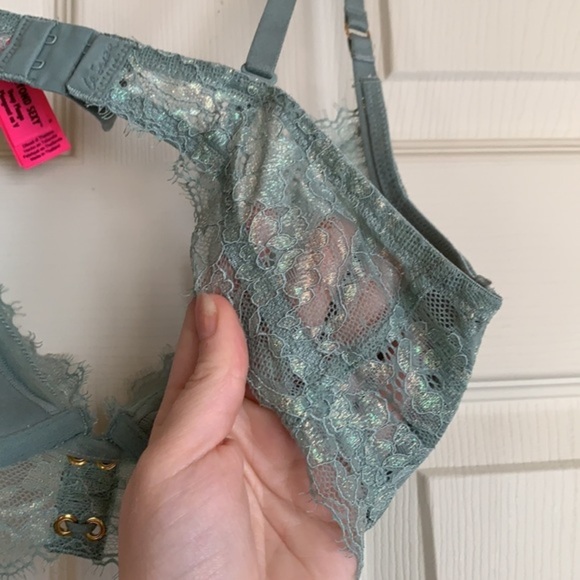 NWOT NEVER WORN Sexy V-Plunge Bra - Picture 9 of 10
